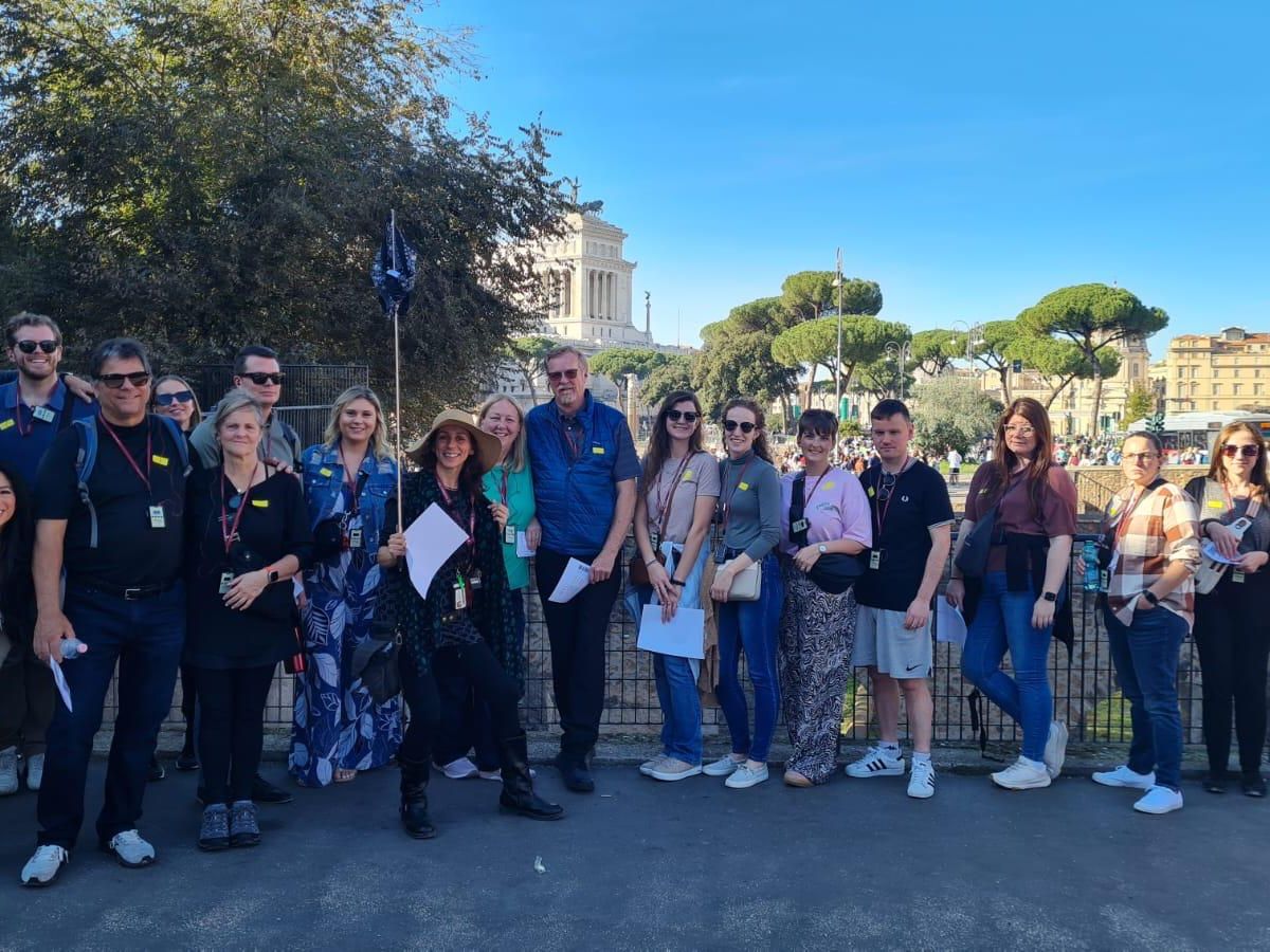 Group-tour-at-the-colosseum
